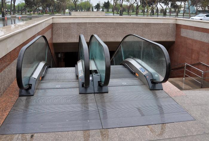 Dəniz kənarı yeraltı keçid